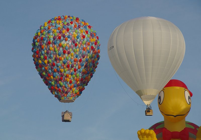 Balloon inspired by Disney's Up with 2 other hot air balloons (incl. Turtle-shaped one) by Matt Buck on Flickr https://bit.ly/3sRsPmA cc by 2.0